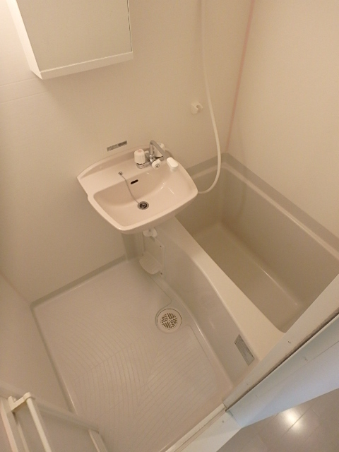 バス・シャワールーム　清潔感のあるバスルームです。