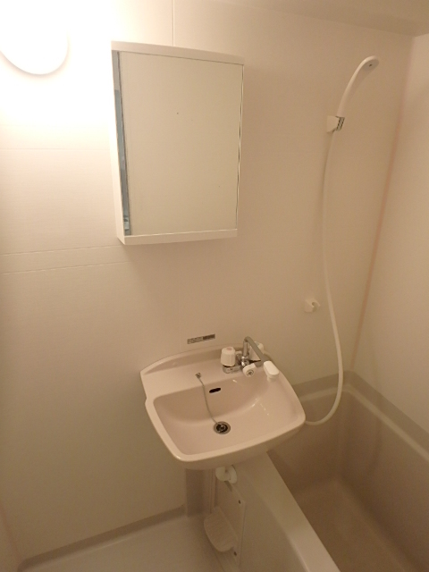 洗面設備　鏡付の洗面台です。