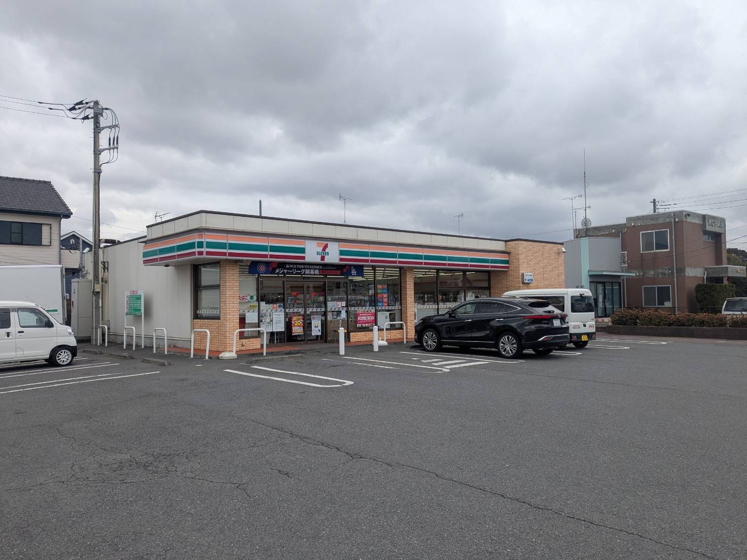 コンビニ　24H　セブンイレブン（コンビニ）まで371m