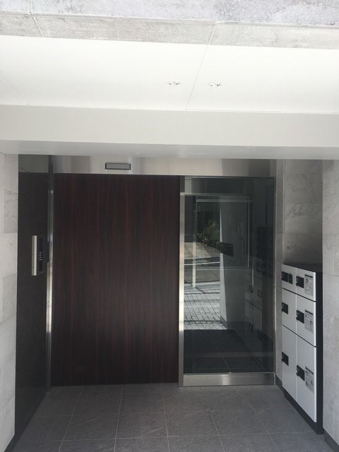 エントランス　弊社は全物件が仲介手数料半月分でご紹介可能です。