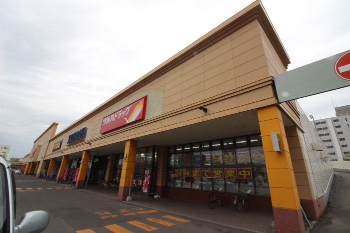 ドラックストア　ツルハドラッグ（ドラッグストア）まで194m