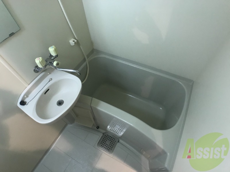 バス・シャワールーム　お風呂はこちら。１人暮らしにはピッタリのサイズ感ですね！