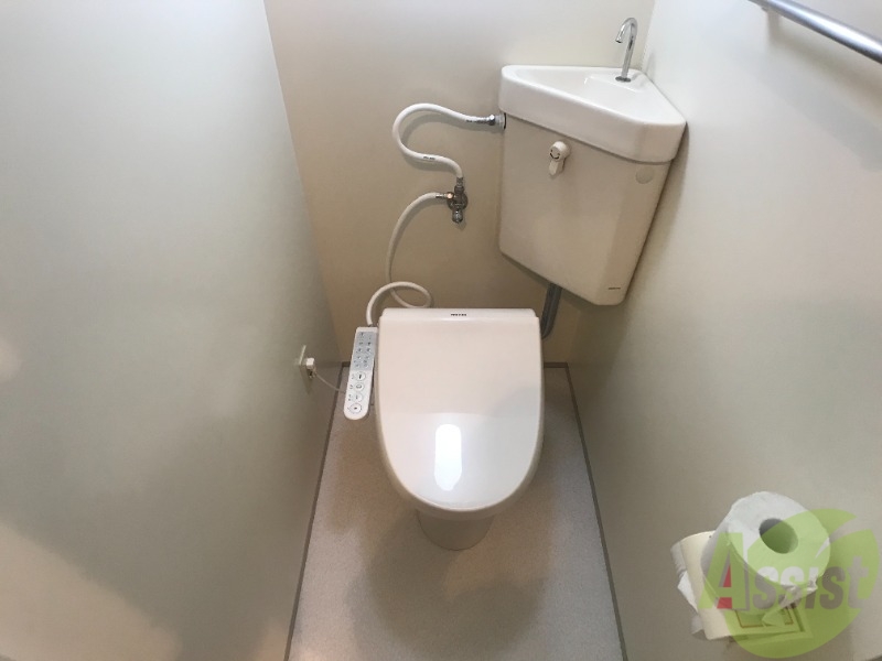 トイレ　温水洗浄便座なので快適に使用できそうですね。