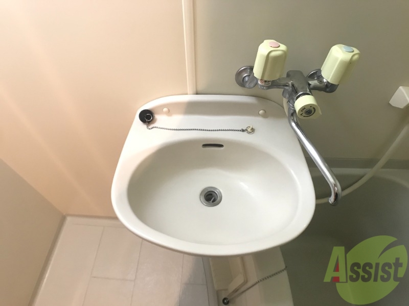 洗面設備　洗面台はバスルームの横に付いていました。