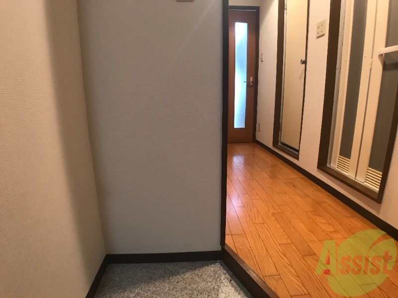 玄関　玄関から撮影しました。敷居が高くなくて安心ですね。