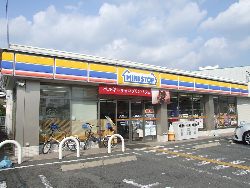 コンビニ　ミニストップ東大阪東鴻池町店（コンビニ）まで496m