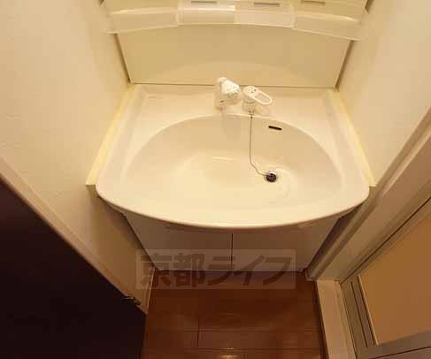 洗面設備　シャンプードレッサ付きの独立洗面台です。