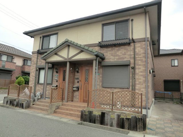 建物外観　うれしい無料駐車場２台分完備！！