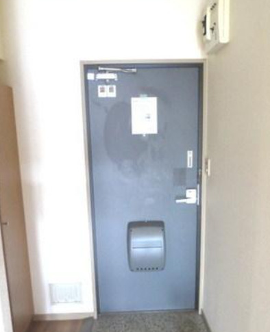 玄関　別部屋の写真を使用しております。