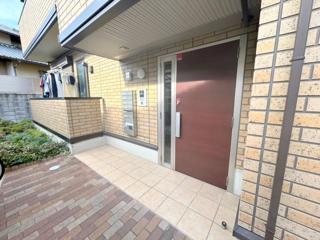 エントランス　オシャレなエントランスは安心のオートロック付きです。