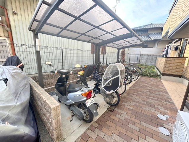 駐車場　敷地内には入居者専用の駐輪スペースもあります。