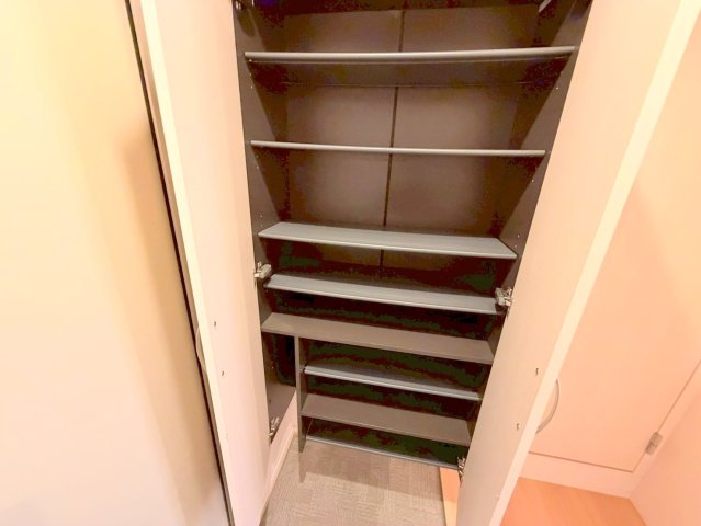 収納　大きいシューズボックスは靴がいっぱい入れれますね。