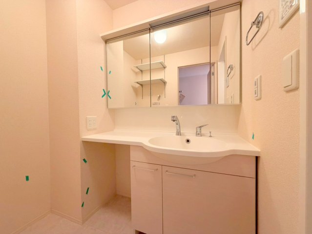 洗面設備　身支度が出来る独立洗面台です。