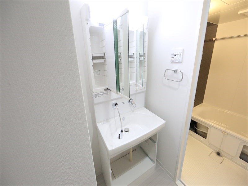 洗面設備　脱衣所　独立洗面台（シャンプードレッサー付）収納スペース有