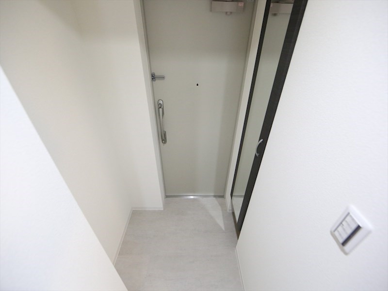 玄関　玄関　シューズボックス　姿見鏡付き（収納充実してます）