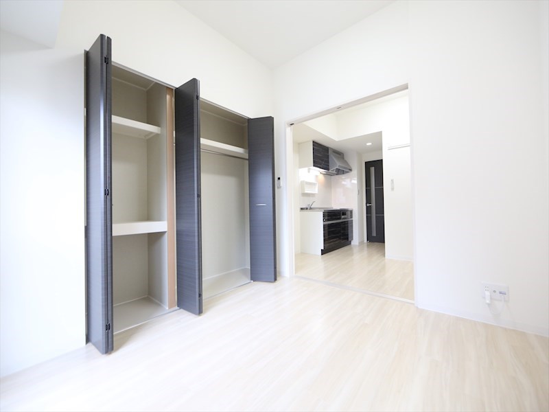 居室・リビング　洋室5.5帖　クローゼット付（収納充実してます）