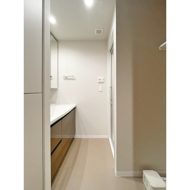 洗面設備　ゆったりとスペースのある洗面所