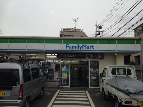 コンビニ　ファミリーマート 松原六丁目店（コンビニ）まで261m