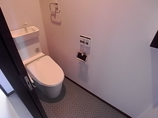 トイレ　トイレは、温水洗浄便座です