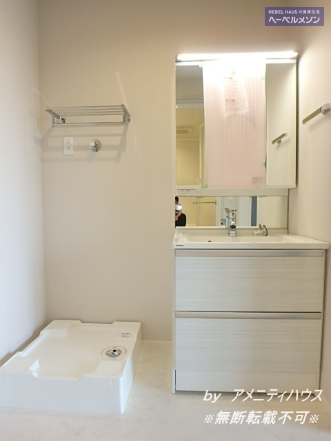 洗面設備　●朝の準備もラクラク　快適な独立洗面スペースあり。