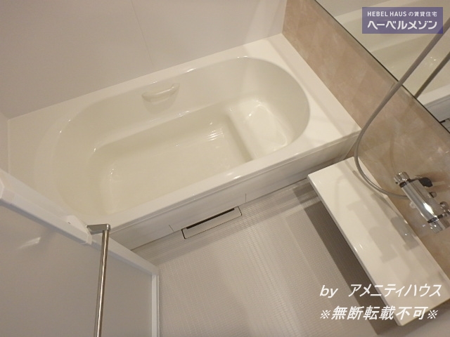 バス・シャワールーム　●一坪タイプのゆったりバスルーム。