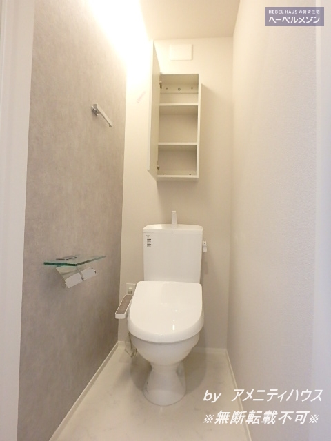 トイレ　●温水洗浄暖房便座付きの快適なトイレスペース。