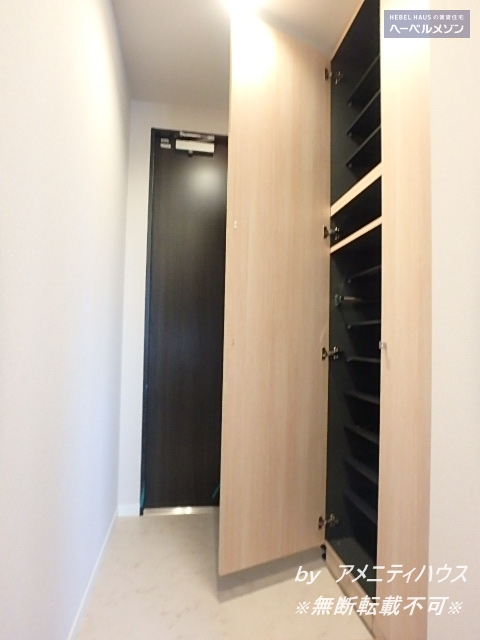 玄関　●豊富な収納スペースで玄関回りもスッキリ。