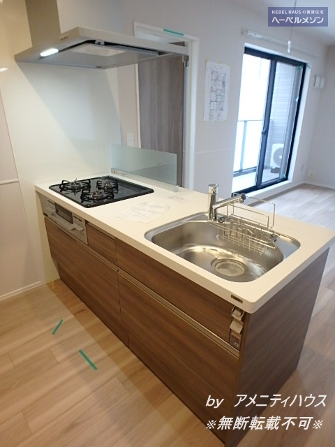 キッチン　●３口ガスコンロ・グリル付きのシステムキッチン。