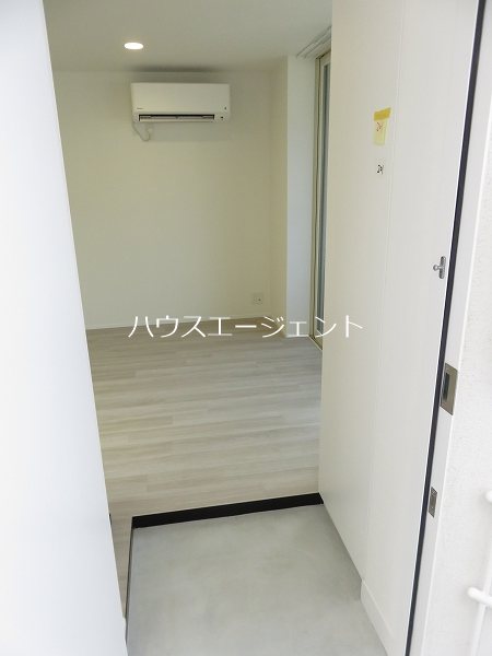 玄関　白が基調のお部屋です