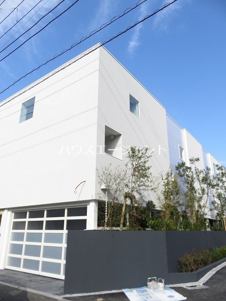 建物外観　玄関前のテラススペースです