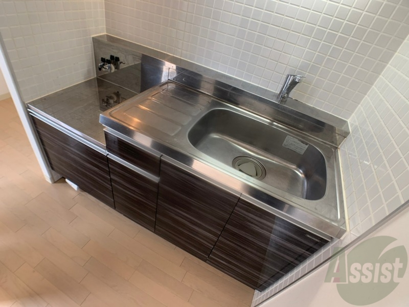 キッチン　シンプルなキッチンです。ガスコンロも設置できる仕様です。