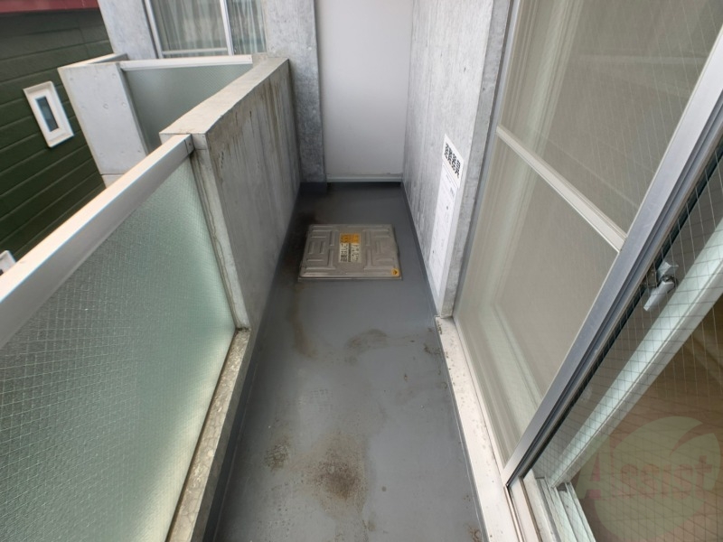 バルコニー　バルコニー。洗濯物がはかどりそうな広さがありますよ。