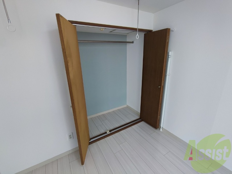 収納　こちらの収納にはハンガーをかけて服もしまえますね。