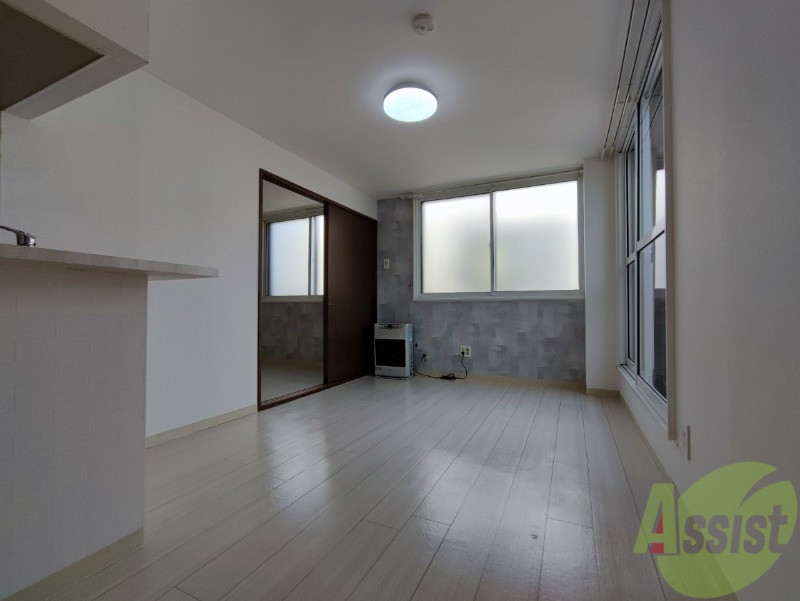 居室・リビング　リビングは白を基調としていて明るい印象ですね！