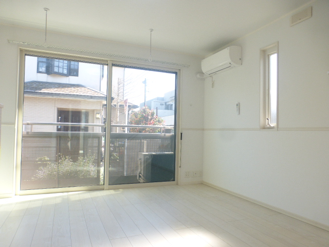 居室・リビング　リビング約11.9帖　2面採光（反転）