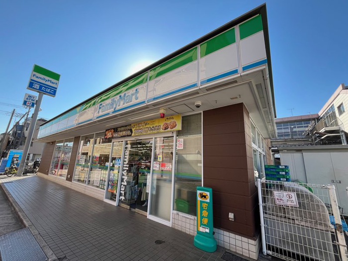 コンビニ　ファミリーマート西武狭山ヶ丘駅前店（コンビニ）まで240m