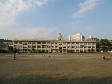 中学校　八王子市立浅川中学校（中学校）まで651m