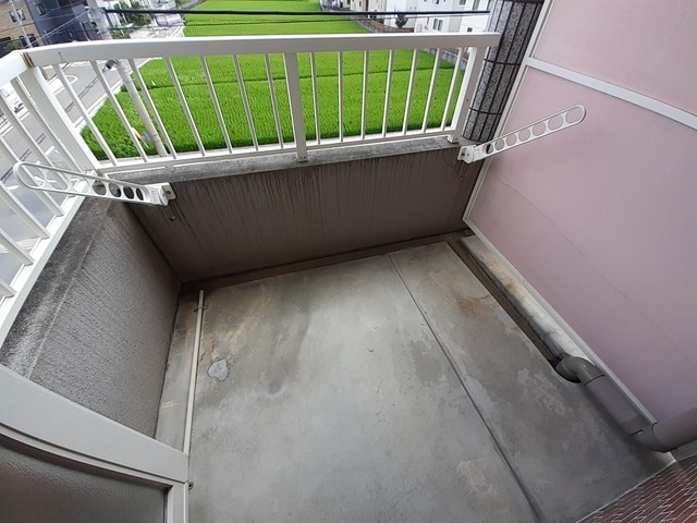 バルコニー　洗濯物はこちらへ