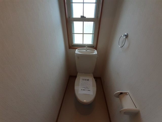 トイレ　窓ありで換気もバッチリ