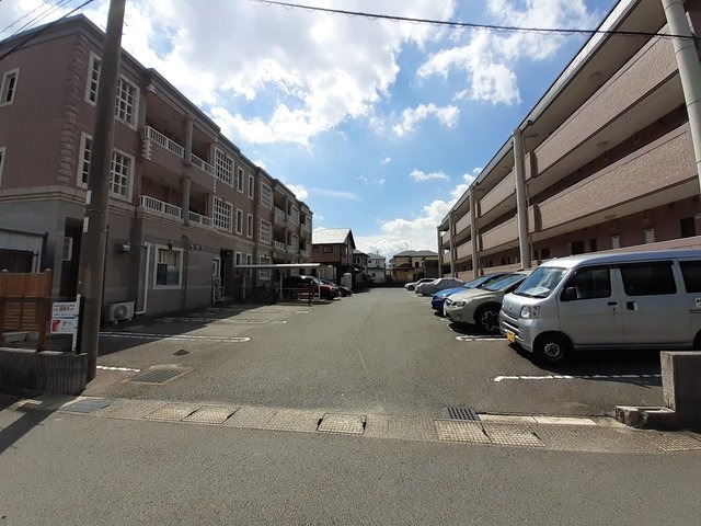 その他共有部分　敷地内に駐車場がございます