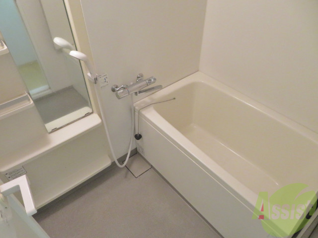 バス・シャワールーム　清潔感があり広いお風呂です足もゆっくり伸ばせますね