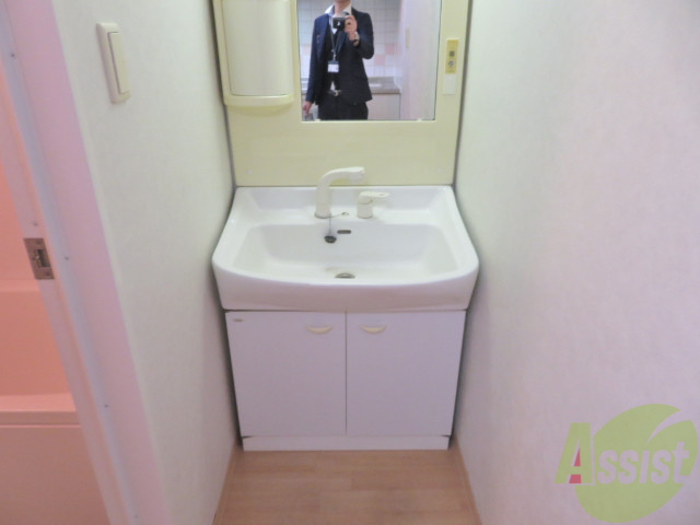 洗面設備　シンプルな洗面台ですが朝の準備がはかどりそうですね