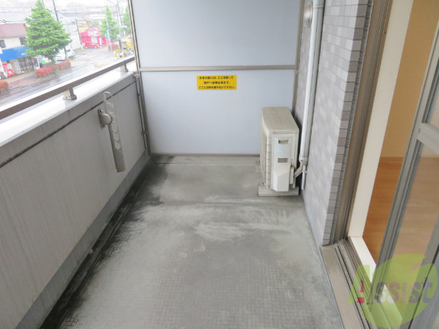 バルコニー　バルコニーは広く洗濯物や布団など簡単に干せそうですね