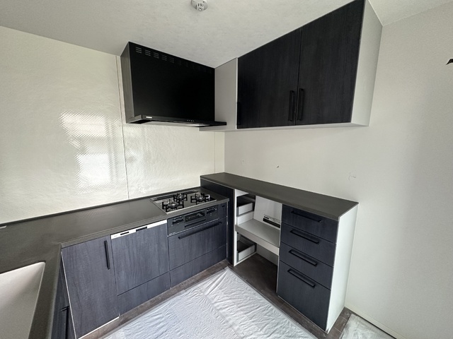 キッチン　◆収納棚付きでたっぷり収納できます◆建築中