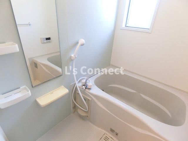 トイレ　温水洗浄便座付きのトイレ。