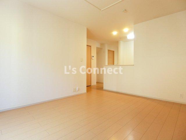 玄関　背の高い下駄箱には鏡付きで身だしなみチェック。