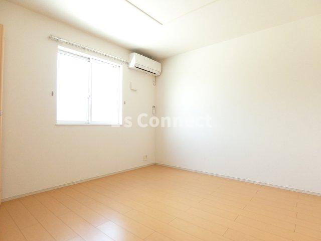 居室・リビング　角部屋で２面に窓があります。