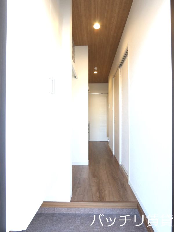 玄関　別号室写真の為、現況を優先致します。
