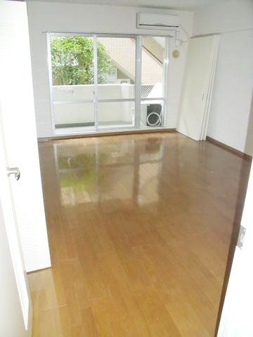 居室・リビング　フローリング張りのＬＤＫ