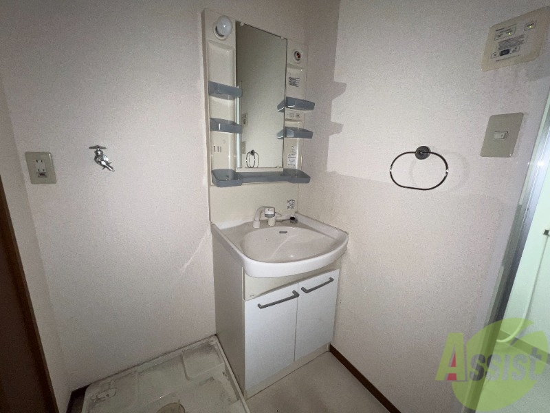 洗面設備　洗面台はシンプルなつくりで手入れがしやすそうですね。